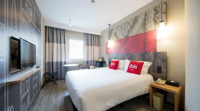 Ibis Urumqi Weixing Square Hotel מראה חיצוני תמונה